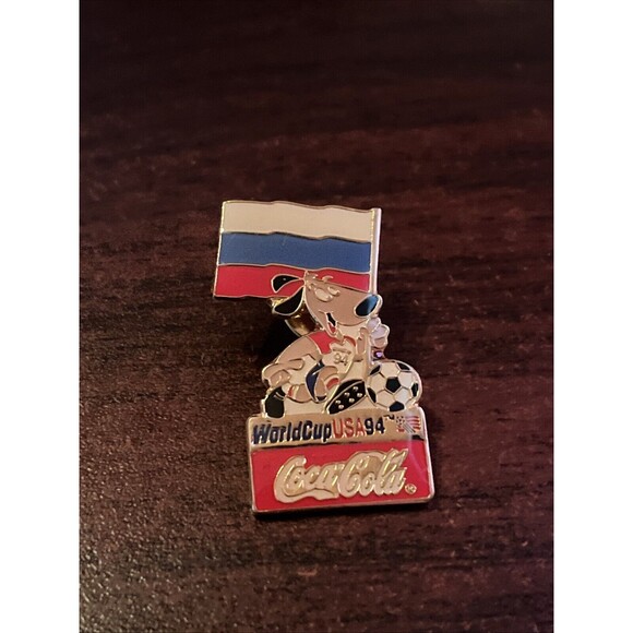 1994 USA World Cup Coca-Cola Stryker Dog Mascot Russia Flag Lapel Hat Pin - Picture 1 of 3